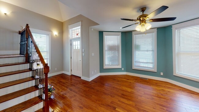 Building Photo - Renovated 5BR/3BA Cottage Near UTK | Walka...