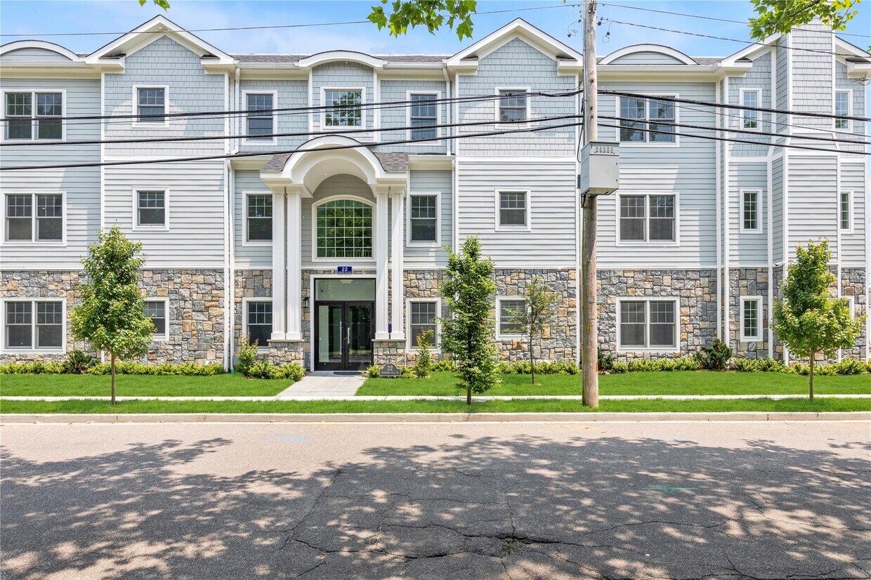 Primary Photo - 22 Sagamore Hill Dr