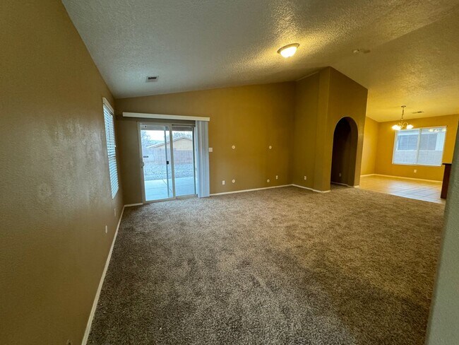 Foto del edificio - 3bed 2 bath 1575 sq ft home in Huning Ranch