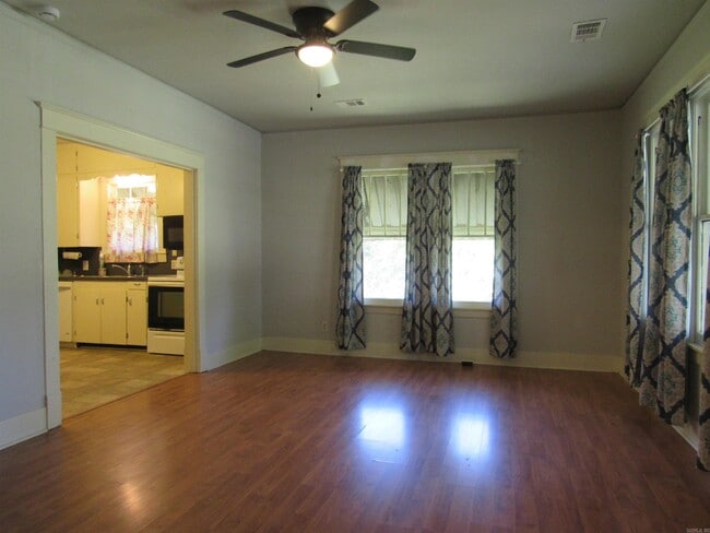 Foto del edificio - 405 E Main St