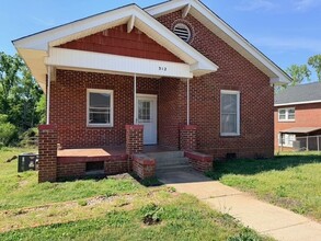 Building Photo - 312 Sirrine St