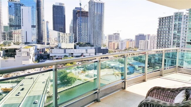 Foto del edificio - 350 S Miami Ave