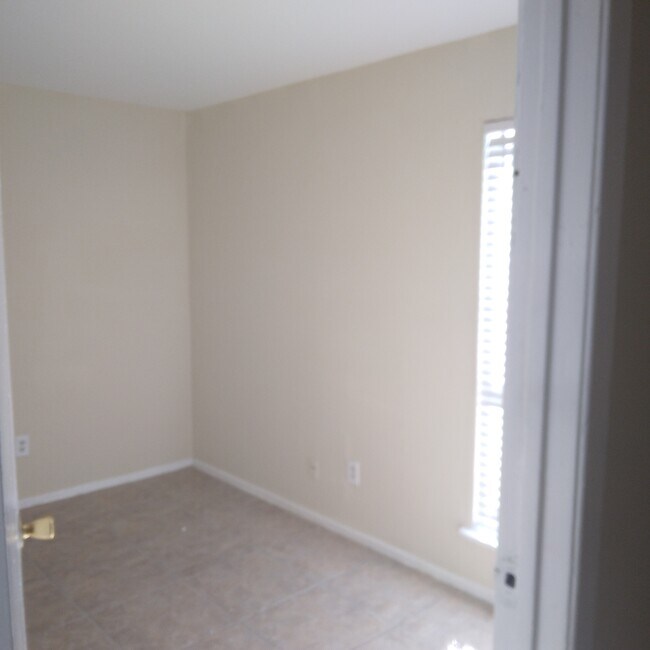 Private downstairs bedroom with bathroom - 8708 Village of Fondren Dr
