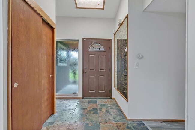 Foto del edificio - Looking for a Dream Garage attached to a Rambler?