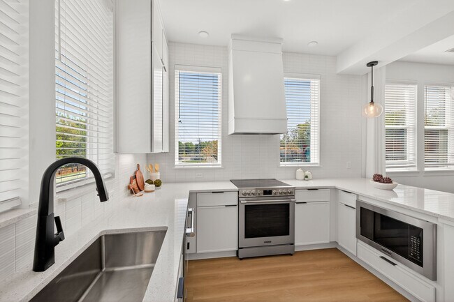 Foto del edificio - Ballantyne Townhomes at Elm
