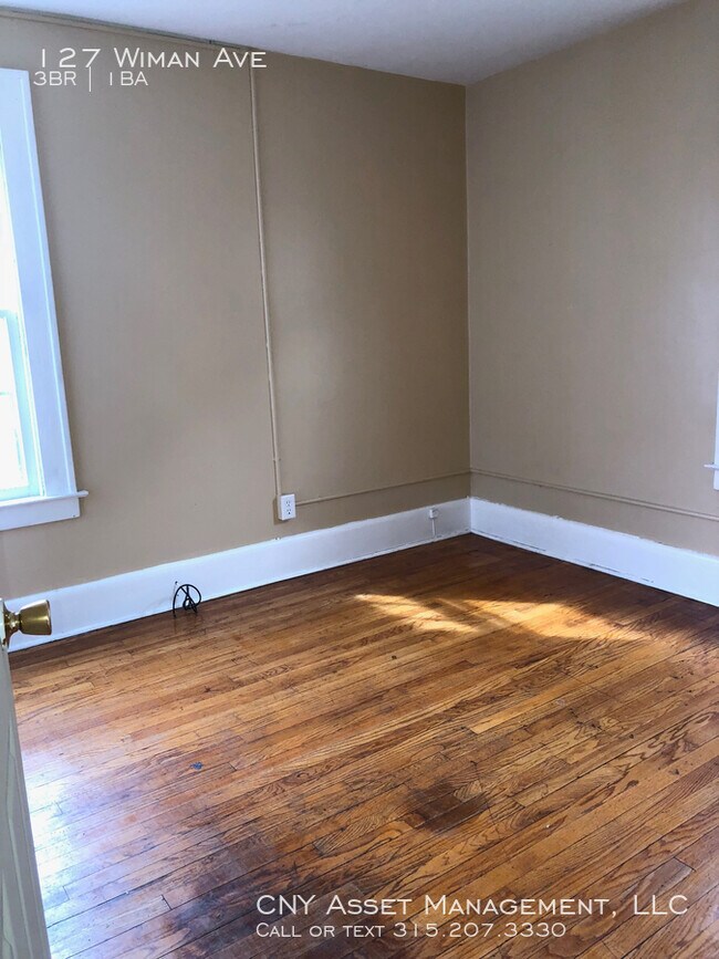 Foto del edificio - single-family home is located at 127 Wiman