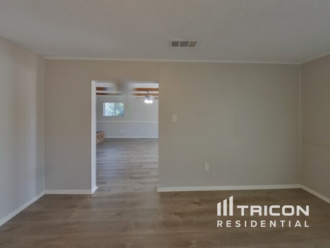 Building Photo - 808 SW Hillside Dr
