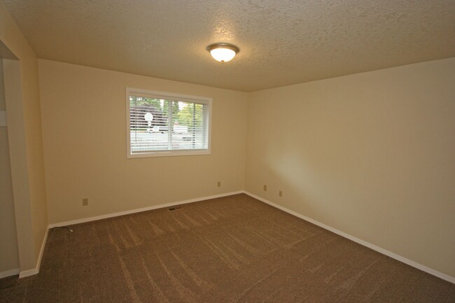 Building Photo - Single level 2 bedroom 1 bath duplex