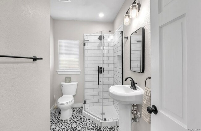 Building Photo - 834 Halliday Ave