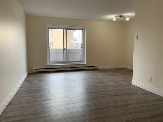 Photo du bâtiment - 1300 Boul De La Cote-Vertu