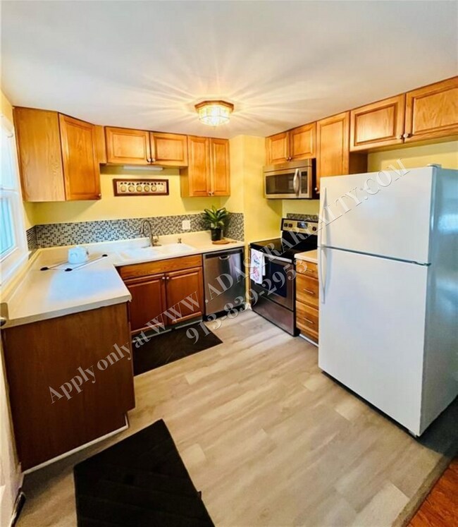 Building Photo - Charming 3 Bed 2 Bath Home-Coming SOON!