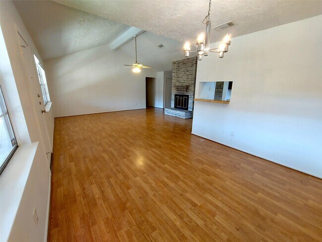 Foto del edificio - 8222 Forest Point Dr