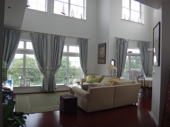 Foto del edificio - 830 Belmont Bay Dr