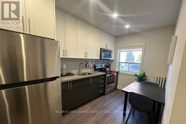 Photo du bâtiment - 595 St Clair Ave W