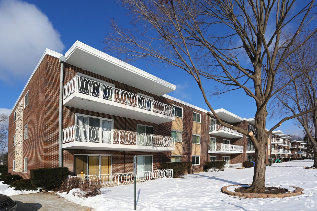 200 Deborah Ln, Wheeling, IL 60090 Apartments in Wheeling, IL