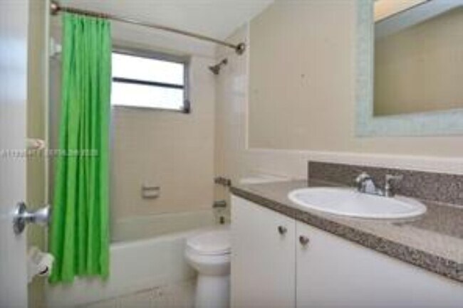 Foto del edificio - 2101 NE 68th St