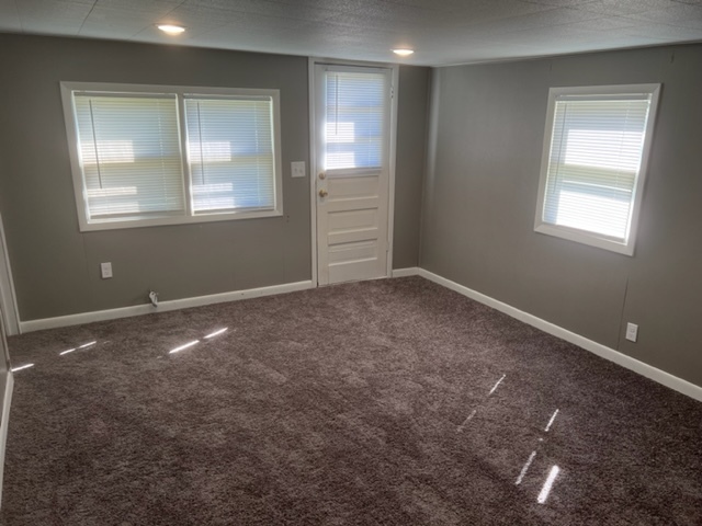 Living room - 325 W Clay St
