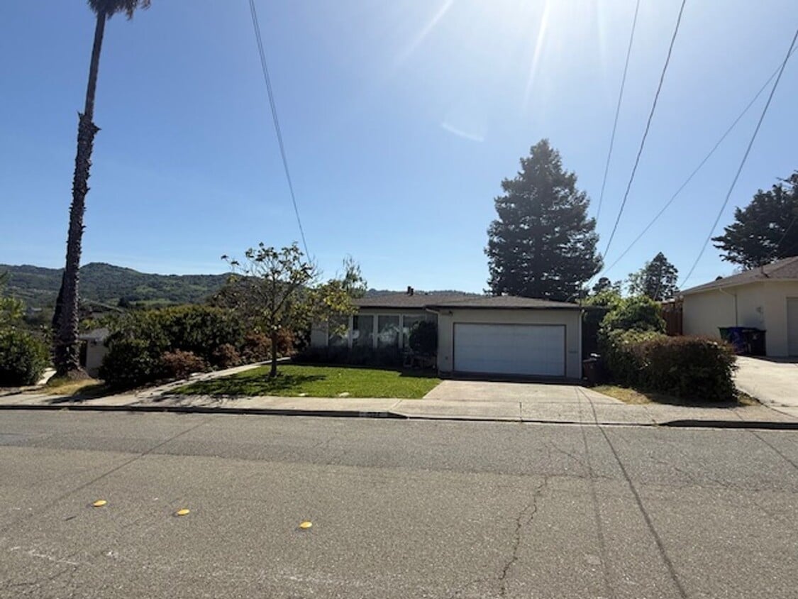 Primary Photo - RENTED - 3 Bedroom Ranch Style Home in El ...