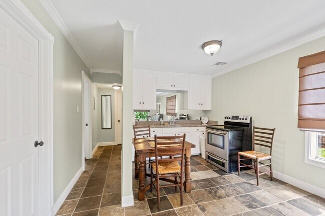 Foto del edificio - 1026 1/2 S Morgan Avenue