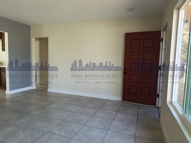 Building Photo - Fully Remodeled 3 bed 1 Bath Duplex Availa...