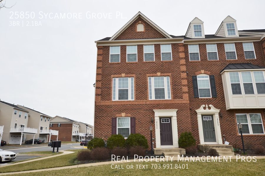 Foto principal - End Unit Townhouse for Rent in Seven Hills.