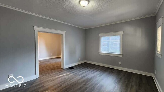 Building Photo - 516 W 2nd St