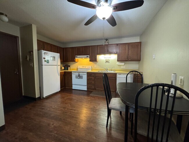 Foto del edificio - 2BR Condo Near Empire Mall with Garage, Pool & Easy Interstate Access!