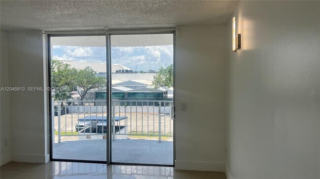 Foto del edificio - 488 NW 165th St