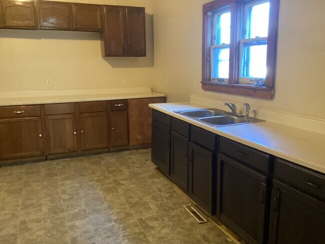 Foto del edificio - 3 bedroom single family home with detached...