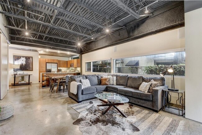 Building Photo - 601 Brushy St
