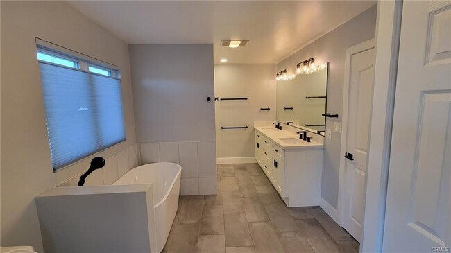 Foto del edificio - 12812 Short Ave