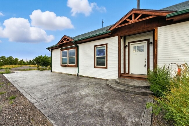 Building Photo - 5 Bed 3 Bath Ranch Home with 5 Acres.