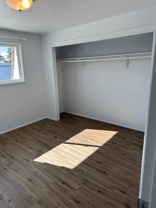 Building Photo - 1041 Beach Dr