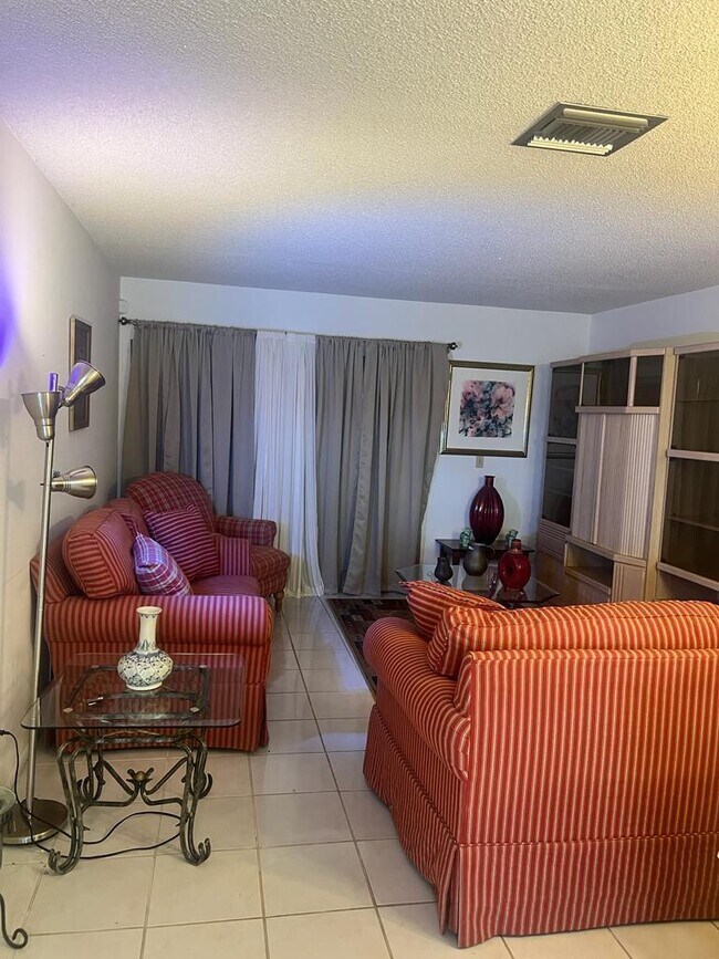 Foto del edificio - 5423 Cresthaven Blvd