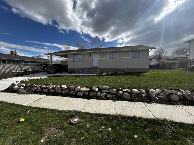 Building Photo - 7429 W Antonio Dr