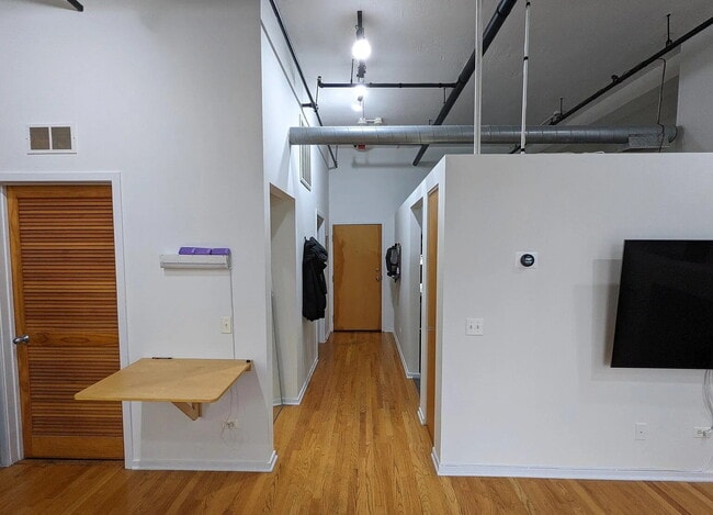 Building Photo - Well-Appointed Unit with Quality Finishes