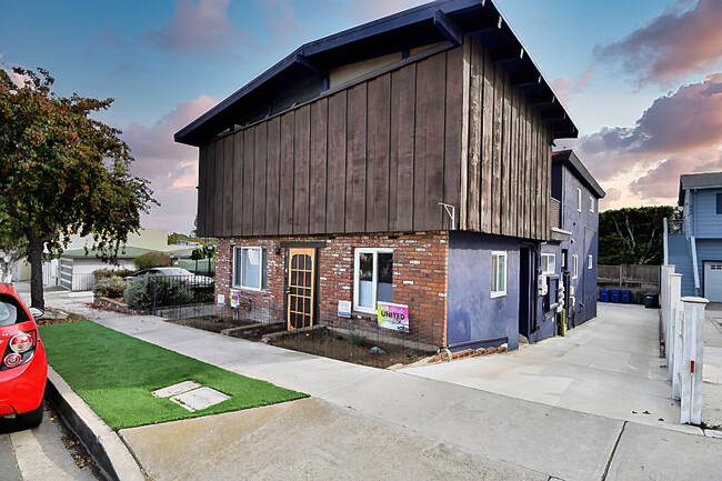 Building Photo - 864 Manhattan Beach Blvd