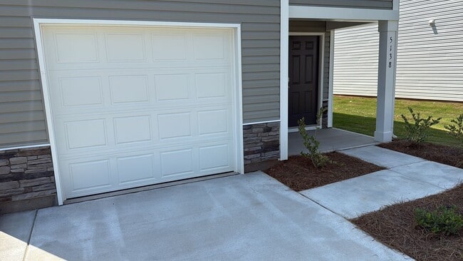 Building Photo - Beautiful Townhome in the steel creek area!