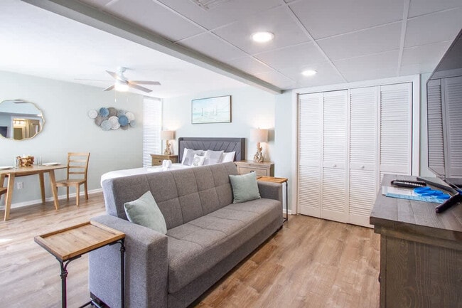 Building Photo - 10517 Front Beach Rd