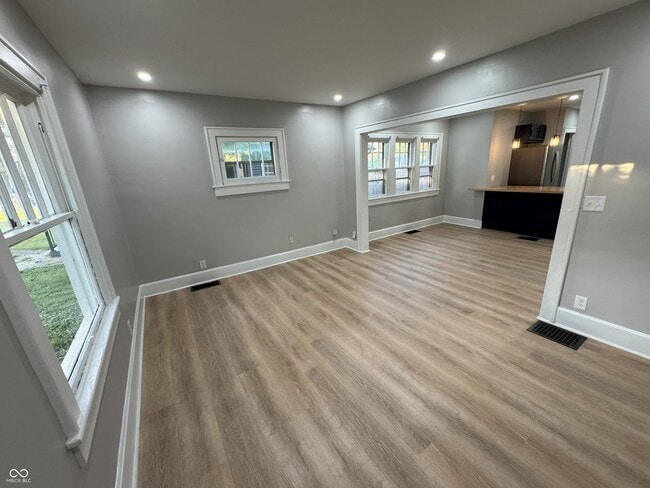 Building Photo - 4561 Winthrop Ave