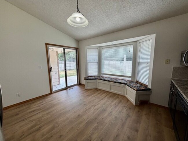 Building Photo - 4 bedroom Home in Regency Lakes!