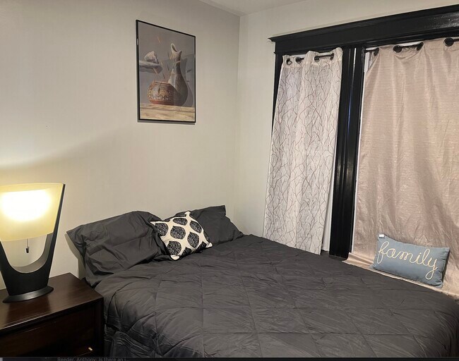 Foto del edificio - 1525 E 66th Pl