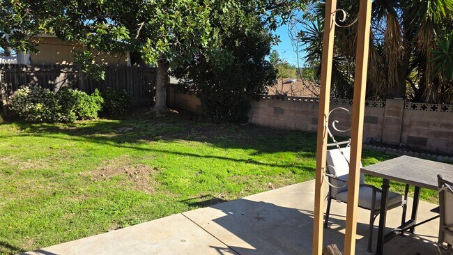 Foto del edificio - Spacious 4-Bedroom 2 Bath Home with a Large, Serene Backyard and Courtyard.