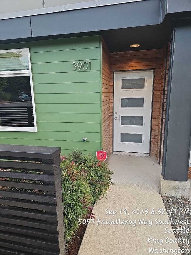 Building Photo - West Seattle townhome - 3 bedroom 3.5 bath...