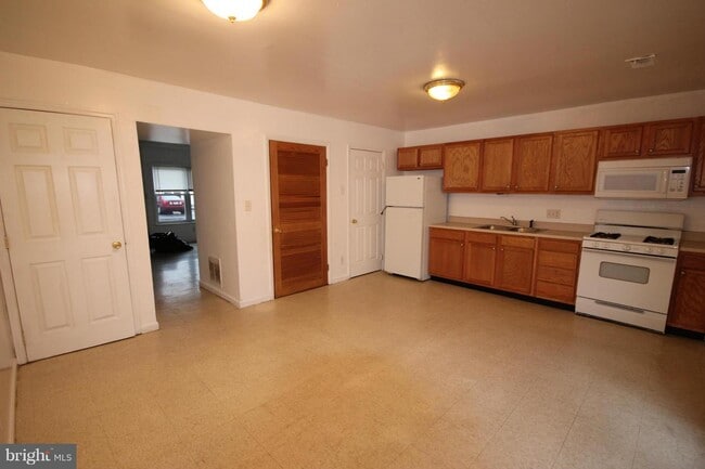 Building Photo - 686 Holly Dr