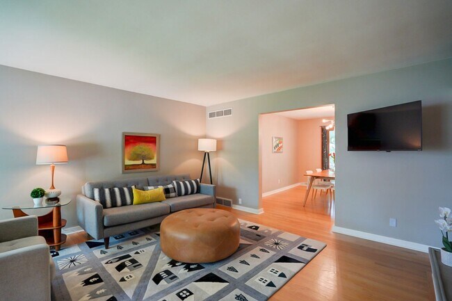 Foto del edificio - Charming West Side Single Family Home with Mid Century Modern feel