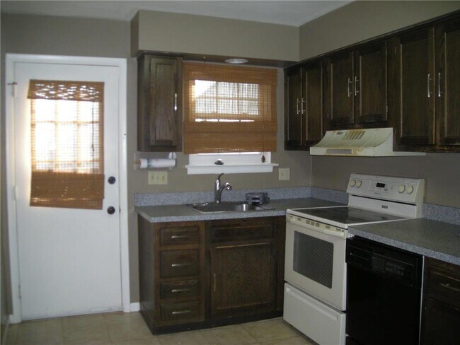 Building Photo - 5594 Greens Dr