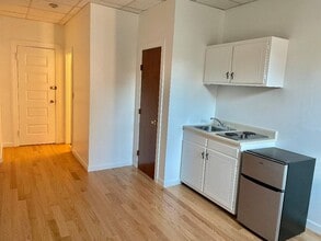 Building Photo - 849 Beacon St