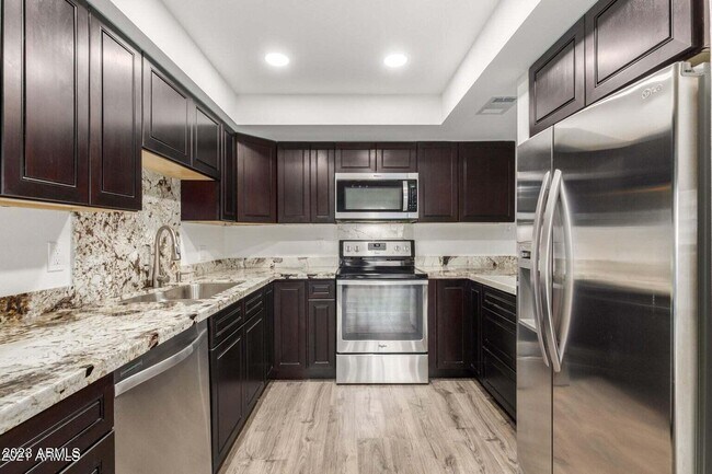 Foto del edificio - 7930 E Camelback Rd