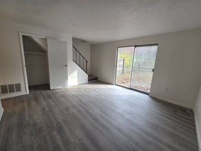 Foto del edificio - 2 Bedroom Townhome in Hempfield School district